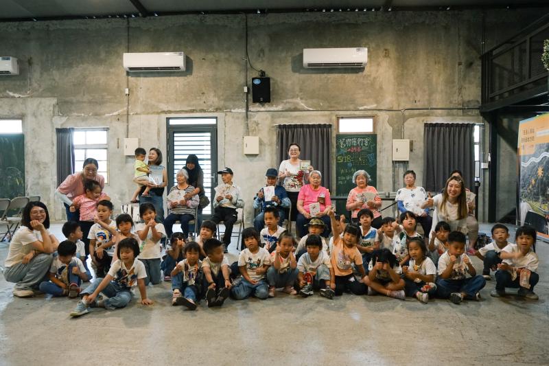 捐贈活動中小朋友和長輩一起大合照，共同見證這個溫馨的時刻
