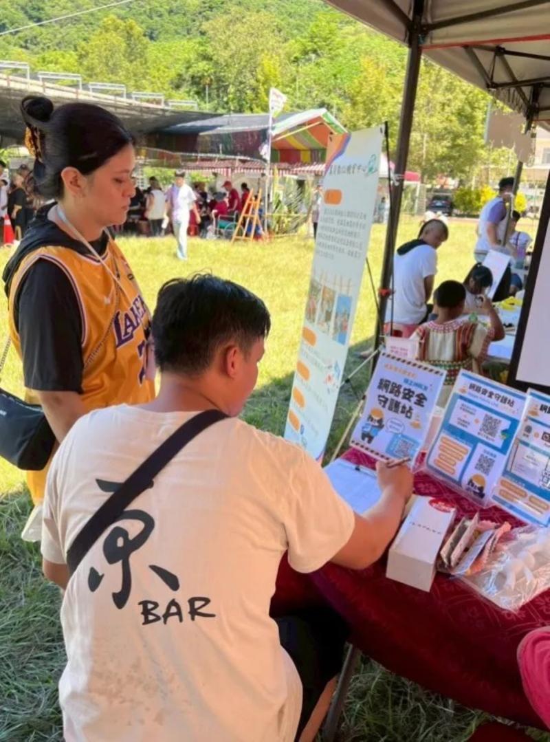 萬榮DOC於太魯閣族文化歲時祭儀設置數位推廣攤位教學民眾