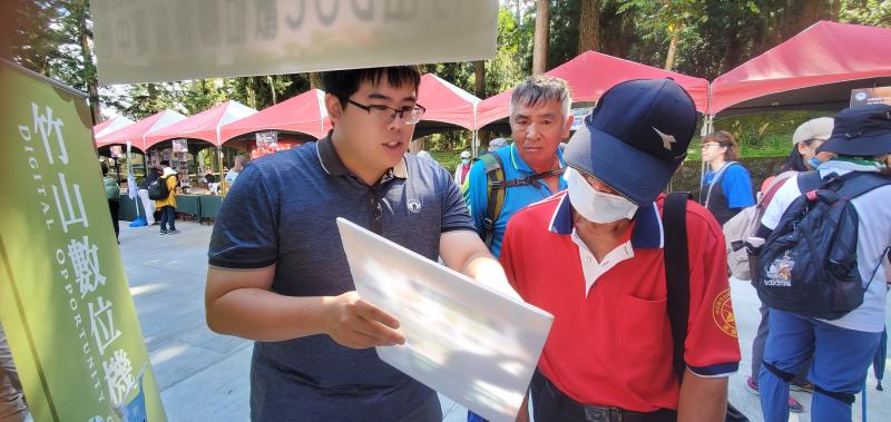 臺大實驗林管理處76週年處慶活動展示檔案修復成果並邀請竹山數位機會中心參展，大獲好評文章圖片