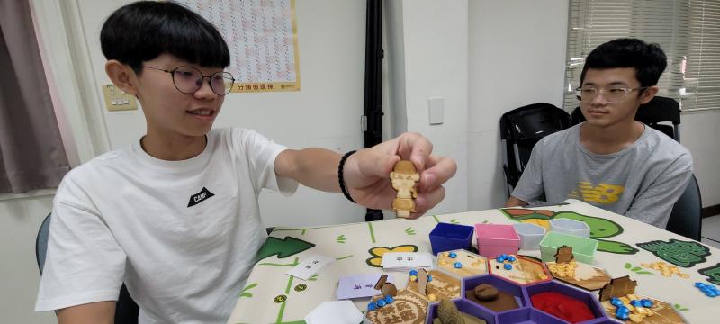 桌遊地圖結合在地景點與特色模型，內容精緻且富地方文化意象