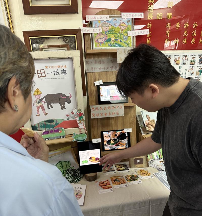 執行秘書仔細介紹當年度成果