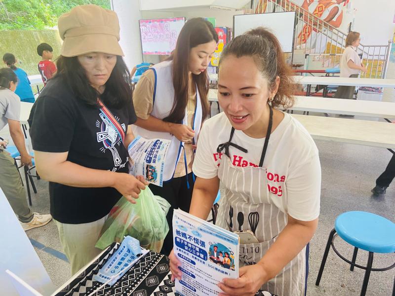 信義DOC執行秘書田美玲小姐為來參加活動的雙龍國小學生家長說明手機家長守護APP的安裝方式