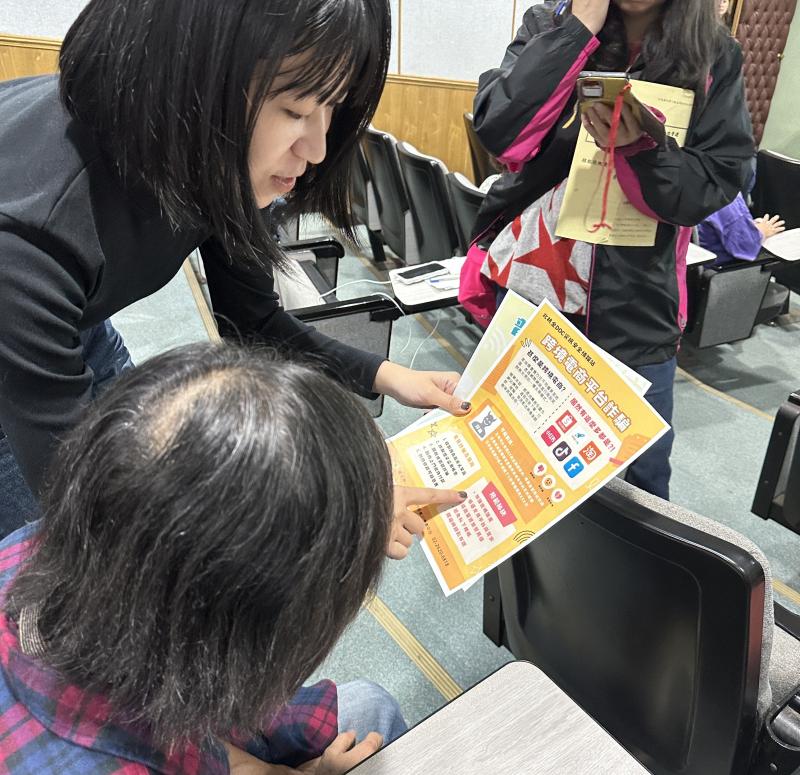 輔導員在課間也向民眾宣導何為跨境平台