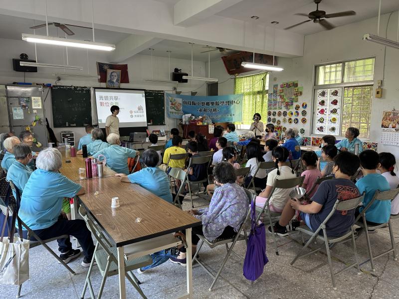 《從廚房到田間的祖孫數位共學》課程講師授課畫面