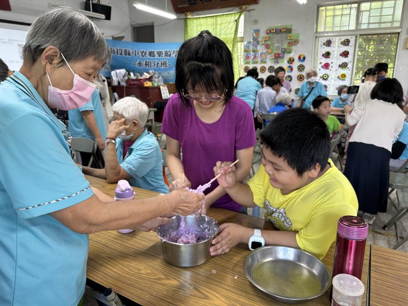 祖孫共學一起製作桂圓黑糖粉圓其樂融融