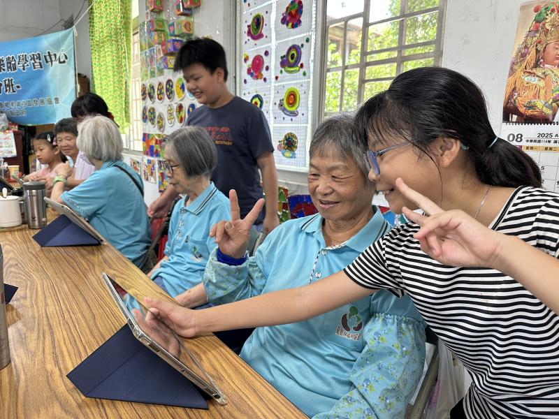 祖孫共學自拍開心的畫面