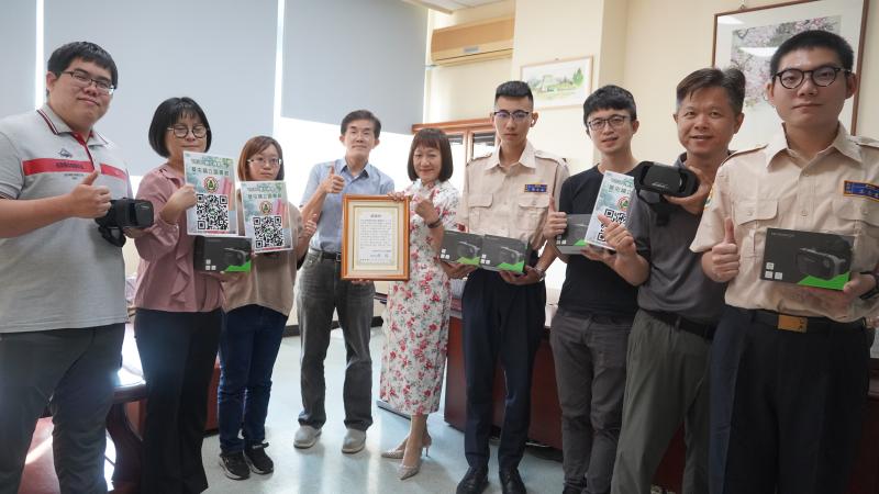 南投縣草屯鎮立圖書館餽贈15副VR360眼鏡，由館長代表致贈