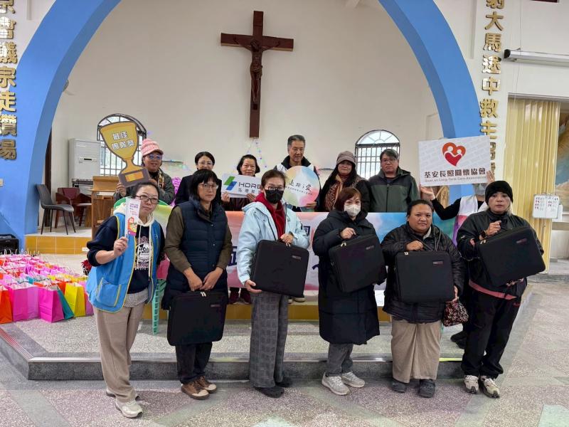 健康監測設備受贈儀式，本次合作據點代表一起合照