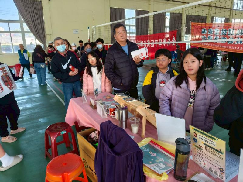 排隊領胸章的同時，宣導DOC，增加上課學員。