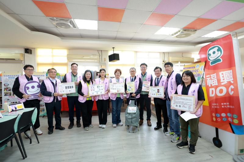 教育部長及與會長官與DOC執行秘書體驗DOC行動諮詢服務