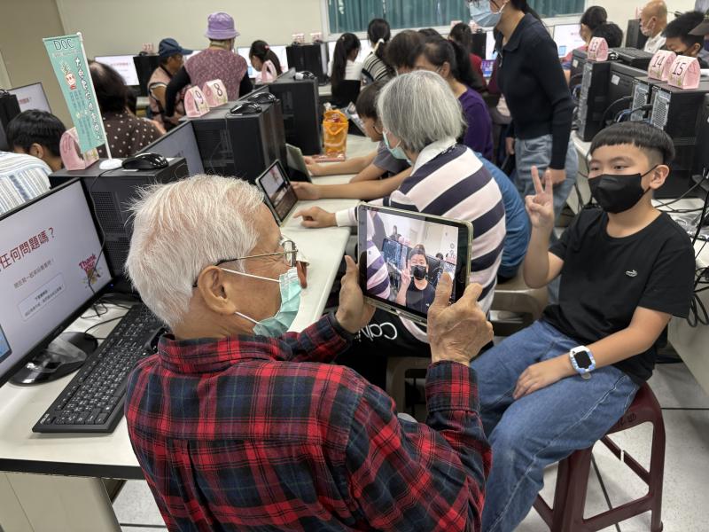 祖孫之間互相幫對方拍照，氣氛十分融洽