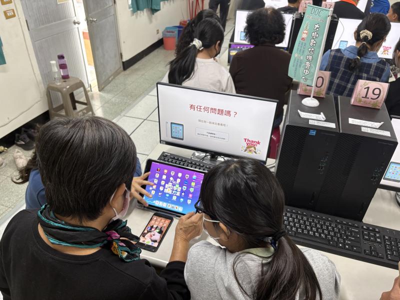 長輩與孩童共同學習使用數位設備