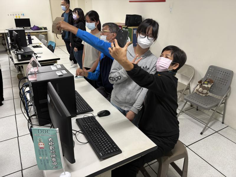 祖孫共學活動能有效促進世代共榮，學員之間互動熱絡