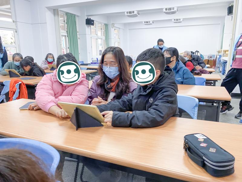 孩童引導長輩閱讀資訊安全的題目與概念，進行搶答