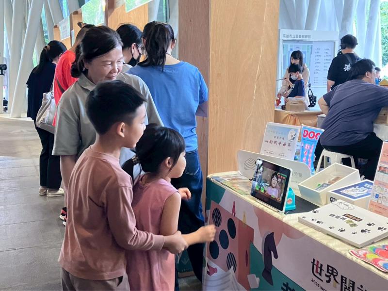 活動現場內容豐富多元，包含圖書館按讚互動活動、電子書使用教學，以及林園在地繪本書籤分享與實體繪本展示，提供讀者翻閱體驗。