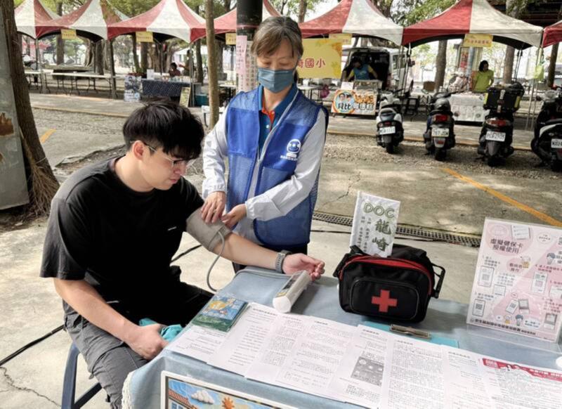 龍崎DOC推廣虛擬健保卡，透過量測血壓，讓民眾實際感受數位運用的方便性。（龍崎DOC提供）