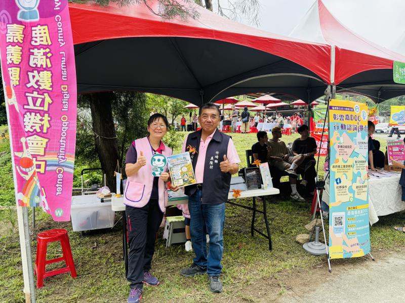執秘與義隆村村長於推廣攤位前合影紀念
