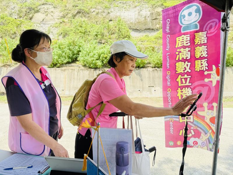 執秘協助民眾操作手機自拍應用