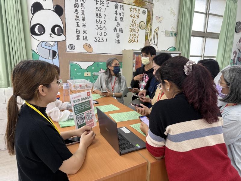 大家仔細聆聽此次行動示範櫃台的內容，為後續到社區進行教學與服務做好準備。
