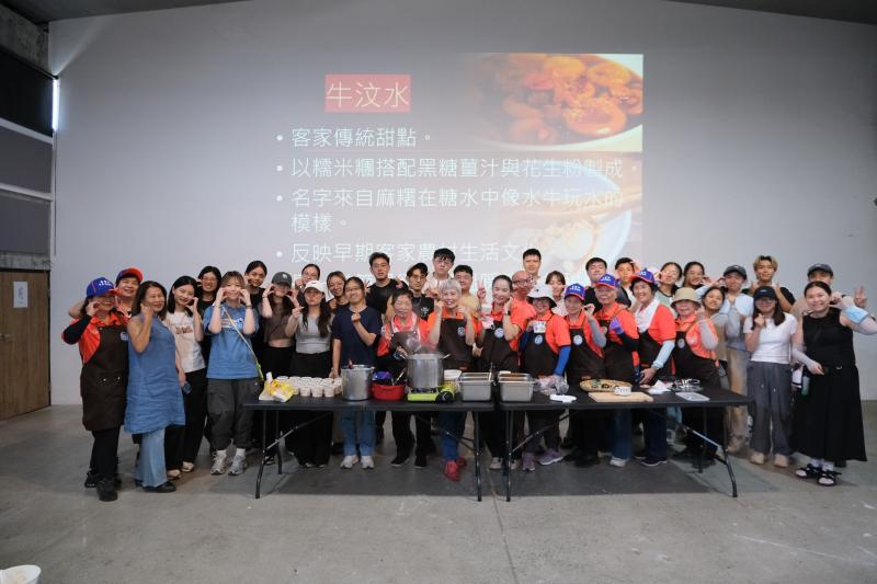 理大學生體驗在地飲食文化並與社區居民大合照