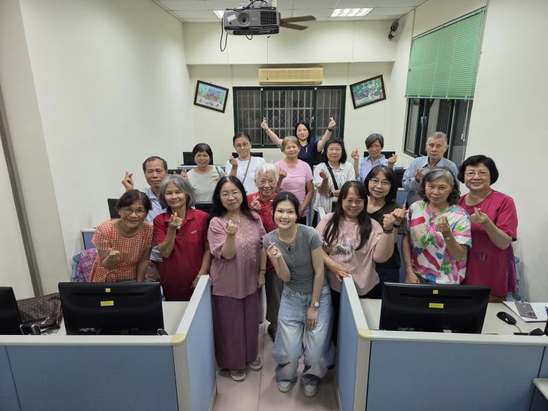 學員課程結束的大合照，雖然作品仍需要印製而未能在課程結束前取得成果，但後續會將成果小誌提供給學員。