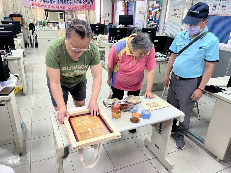 學員們操作網版將設計好的圖案娟印在肩背袋上