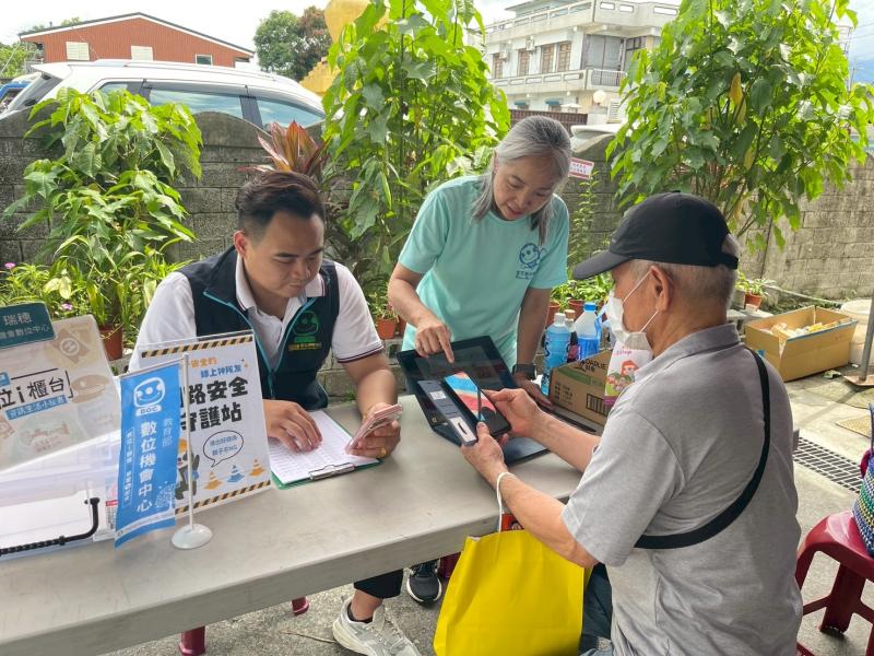 透過行動諮詢櫃台讓長者即可享有即時且便利的健康照護