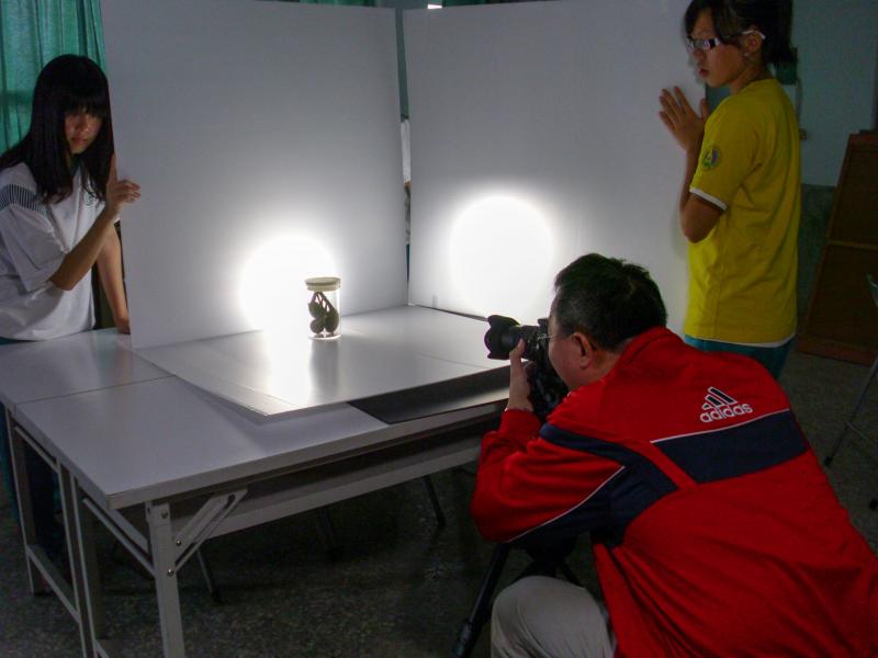 資訊志工協助進行產品攝影