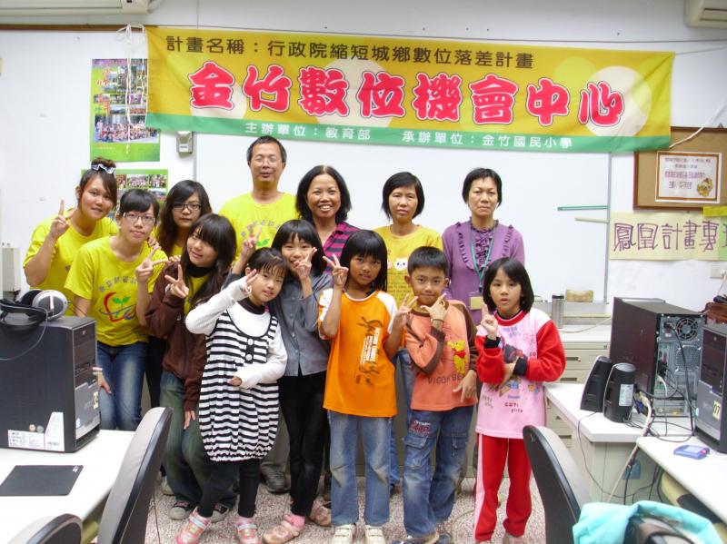 金竹數位機會中心資訊志工與學員合影
