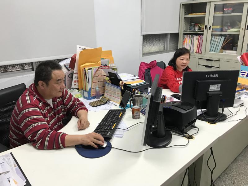 熱心服務社區的鍾瑞騰教官與徐灯圓小姐