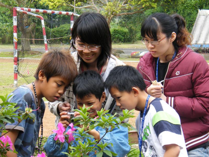 編採社資訊志工帶著偏鄉孩童進行資訊教育