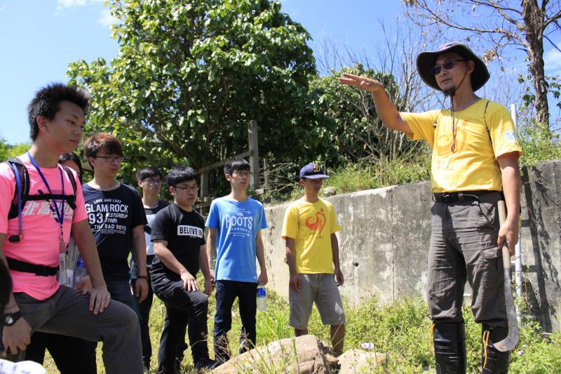 江季翰主任帶領環境與資訊教育的虎科志工一起進行偏鄉服務