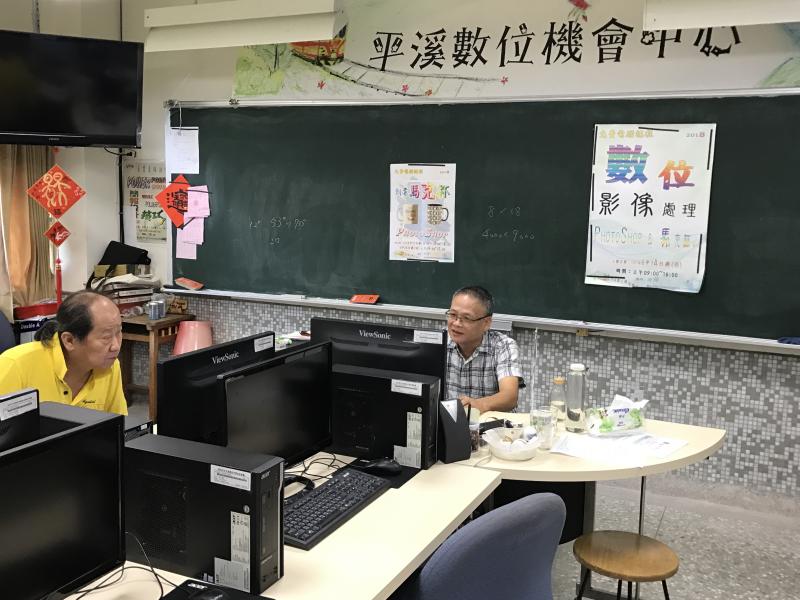 平溪DOC電腦教室中，幾位長輩正在練習操作電腦