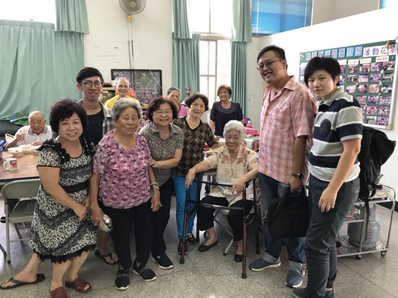 採訪當天與社區人員大合照