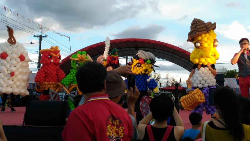 百鬼夜行祭掃街活動中，各式造型的氣球作品非常有趣