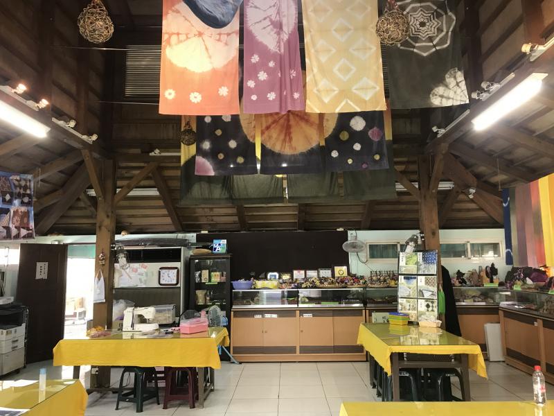 花蓮鳳林的花手巾植物染工坊內商品展售的樣子與DIY區
