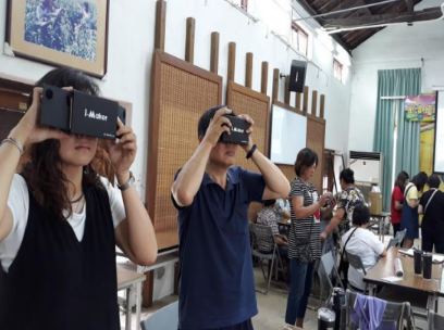DOC課程中學員實際使用VR眼鏡的樣子
