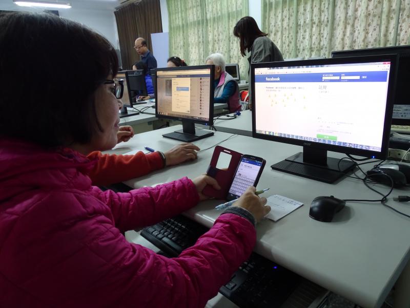 doc教導民眾利用facebook進行行銷