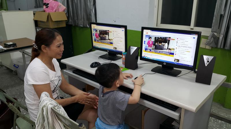 竹山數位機會中心開設的新住民電腦班上課情況
