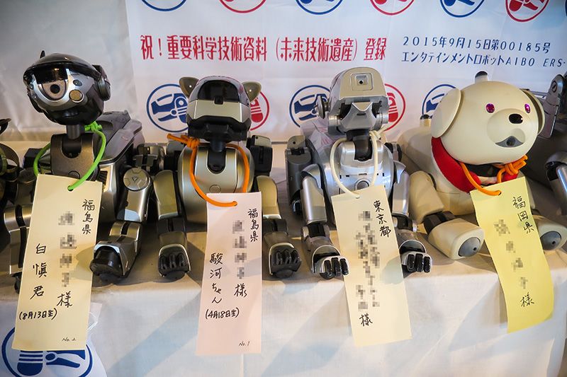 機器狗AIBO的粉絲們為失修的機器狗舉辦喪禮，並請寺院僧侶誦經祈福。（圖片提供：A･FUN 乘松伸幸）