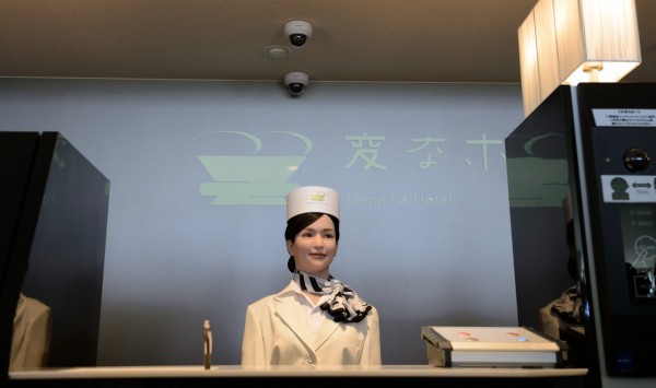 林豪鏘教授以日本的奇怪飯店作為例子，和大家分享關於生活中機器人的應用