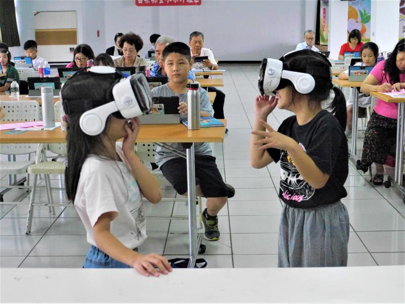 三灣國小的同學趁暑假一起加入 DOC 「吉娃斯愛科技生活營」的行列，戴上 VR 眼鏡彷彿置身另一世界中。