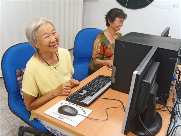 75歲阿嬤黃月琴阿嬤（左），雖然2個兒子都在外地工作，但生活照樣精彩，克服使用電腦的恐懼後，還會用滑鼠在「小畫家」軟體畫蝴蝶！（自由時報記者花孟璟攝）