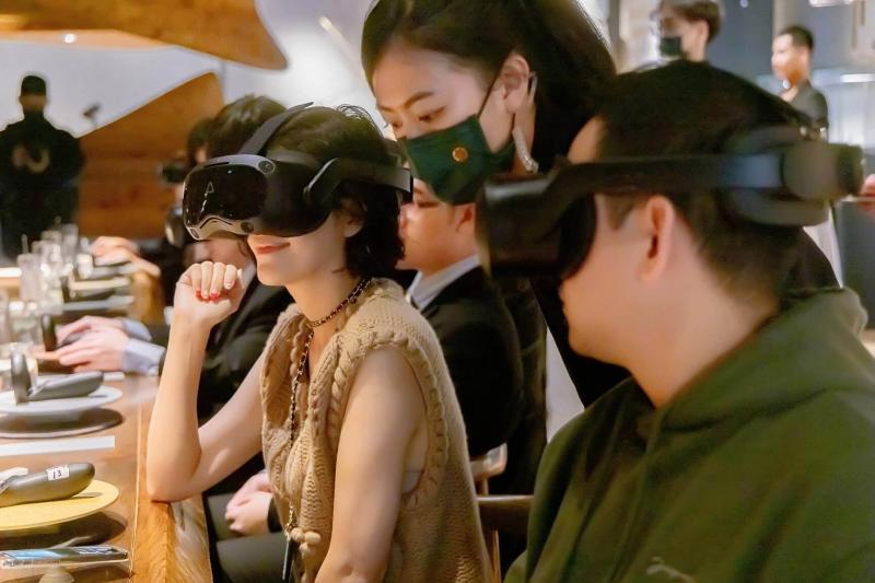 We Are What We Eat八位共創者透過料理、舞蹈和虛擬實境VR交互體驗，共同「完成」NFT藝術創作。
