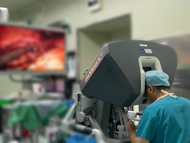 達文西手術一改過去的手術方式，醫師是坐在手術機台前操作機器手臂執刀。 圖／李岳聰醫師提供
