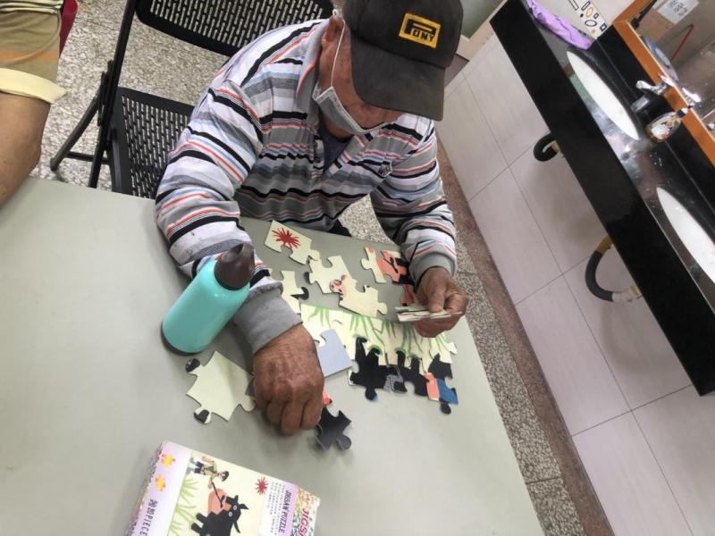 學員嘗試完成三媽拼圖