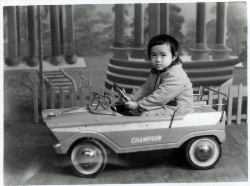 學員幼時與汽車合照。