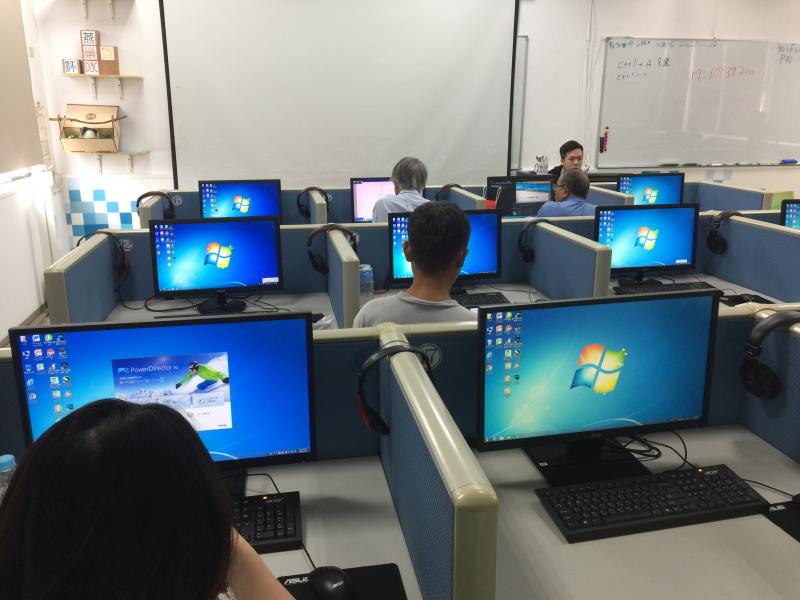 學員認真操作剪輯影片中