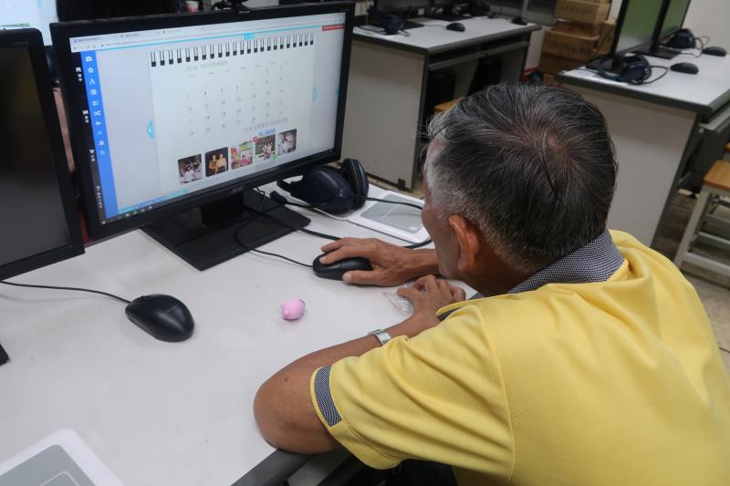 學員連錦川認真上課的帥氣背影