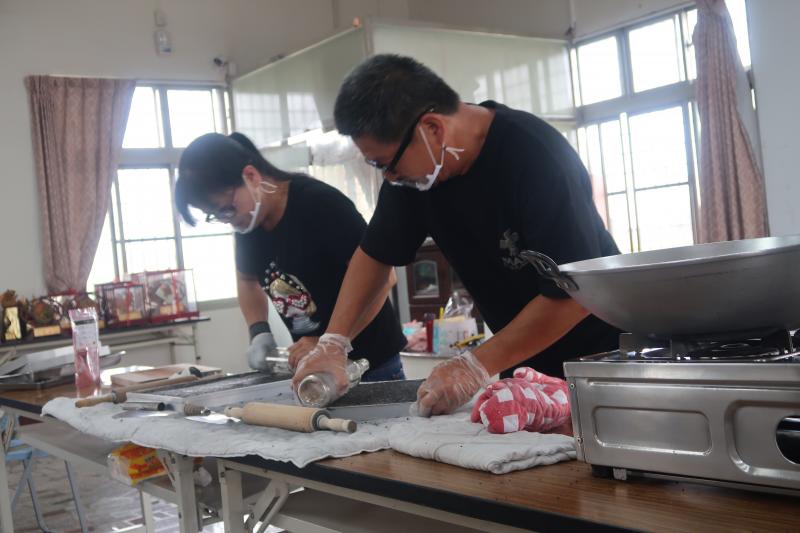 阿農兄與阿農嫂現場製作芝麻糖